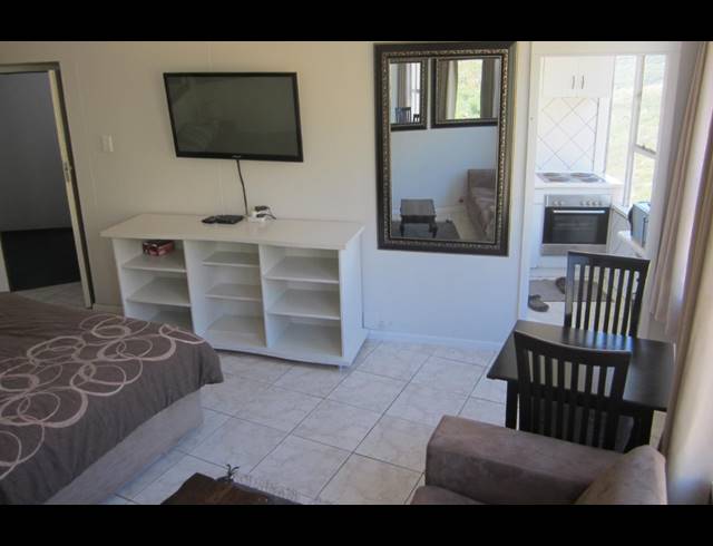 0.5 BEDROOM APARTMENT TO LET IN VREDEHOEK